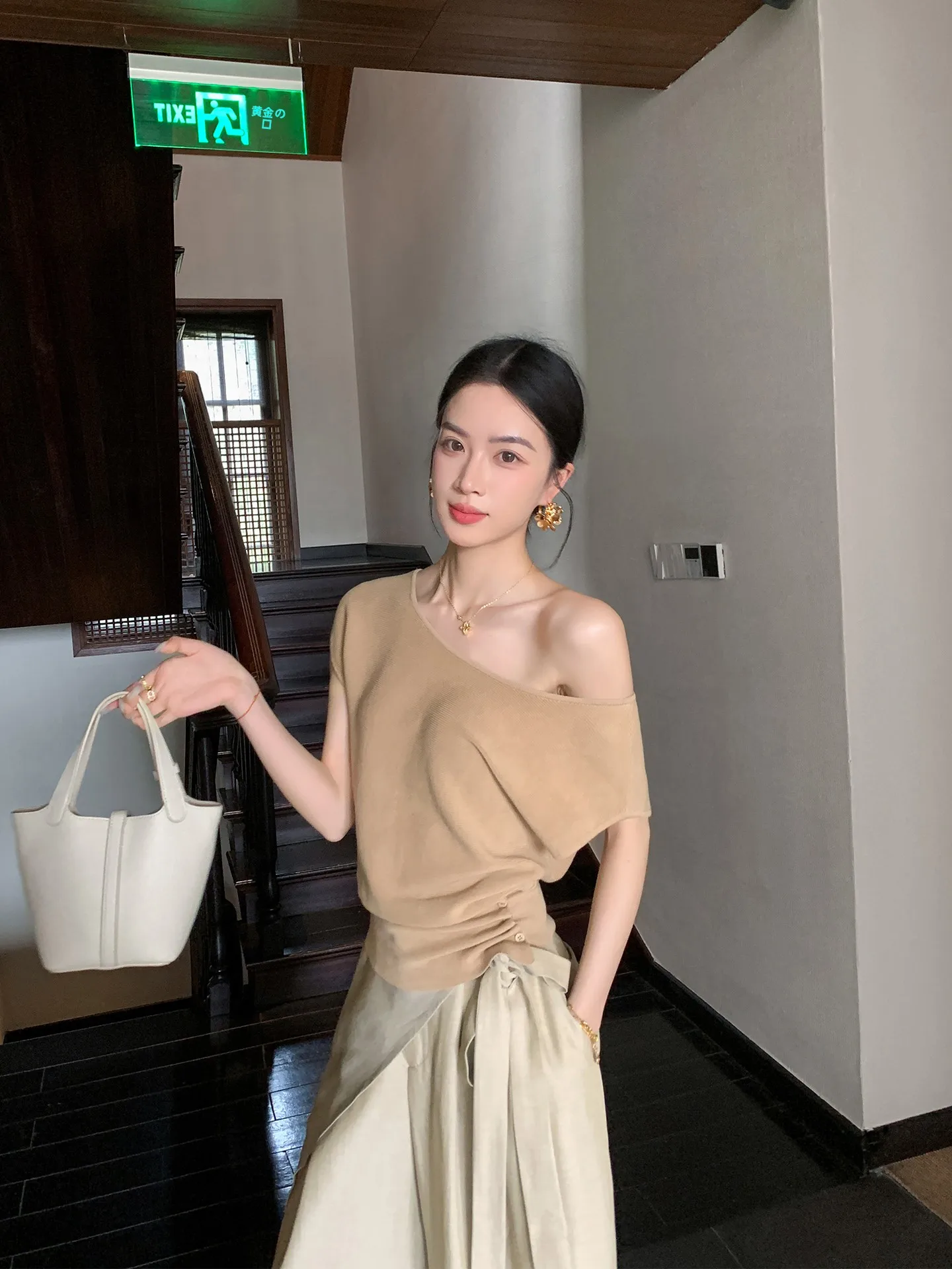 

Женский вязаный топ Binguo с коротким рукавом и асимметричным вырезом на плече, повседневный стиль, стройнящий дизайн, летняя новинка, модный топ