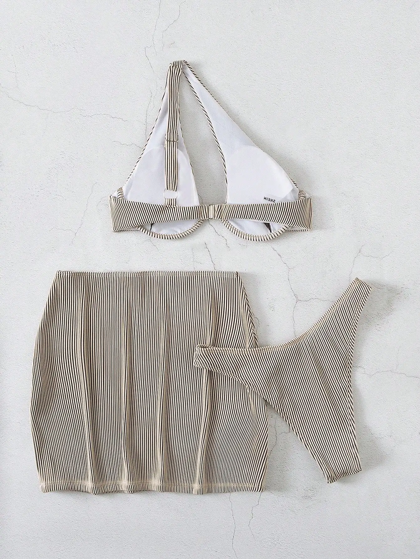 

Комплект бикини с ребристой отделкой, вырезами и косточками, с пляжной юбкой