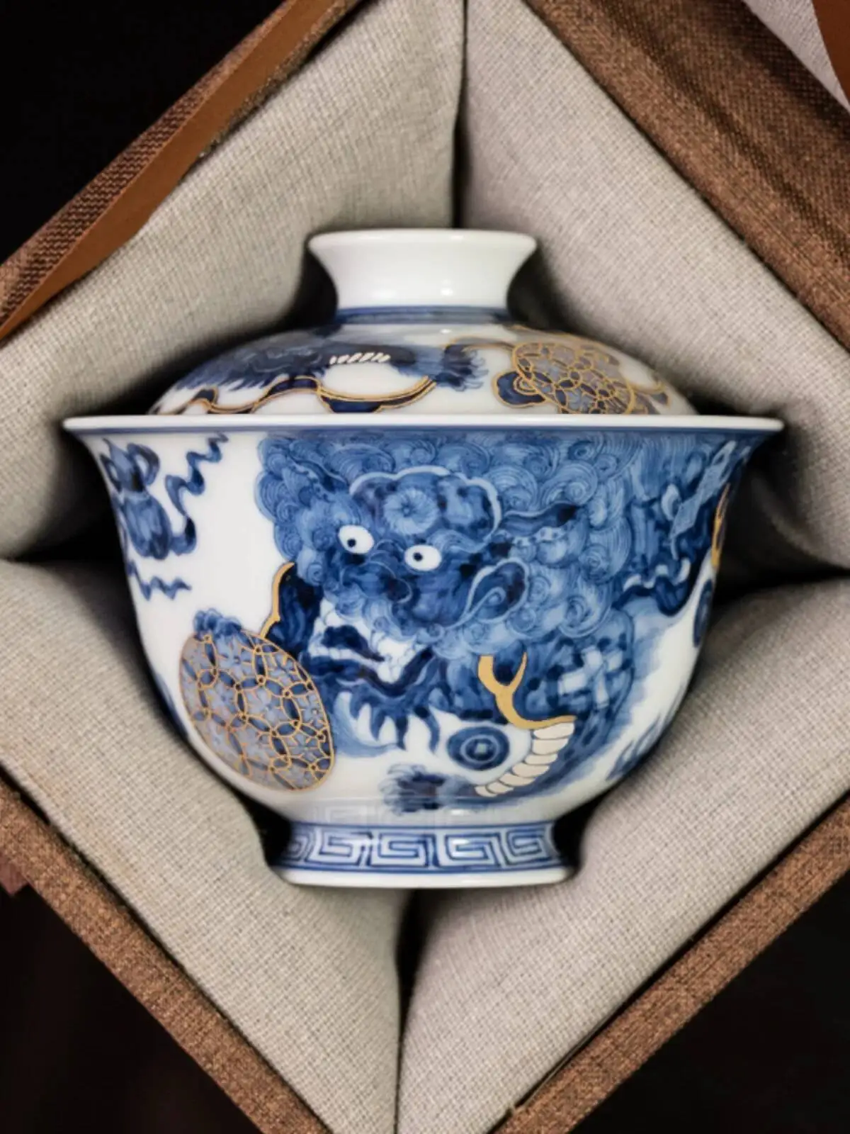 Sacred Mountain Jingdezhen Hand-Painted Blue And White Imitation Ming Dynasty Double Lion Hydrangea Gold-Trimmed Antique Ceramic