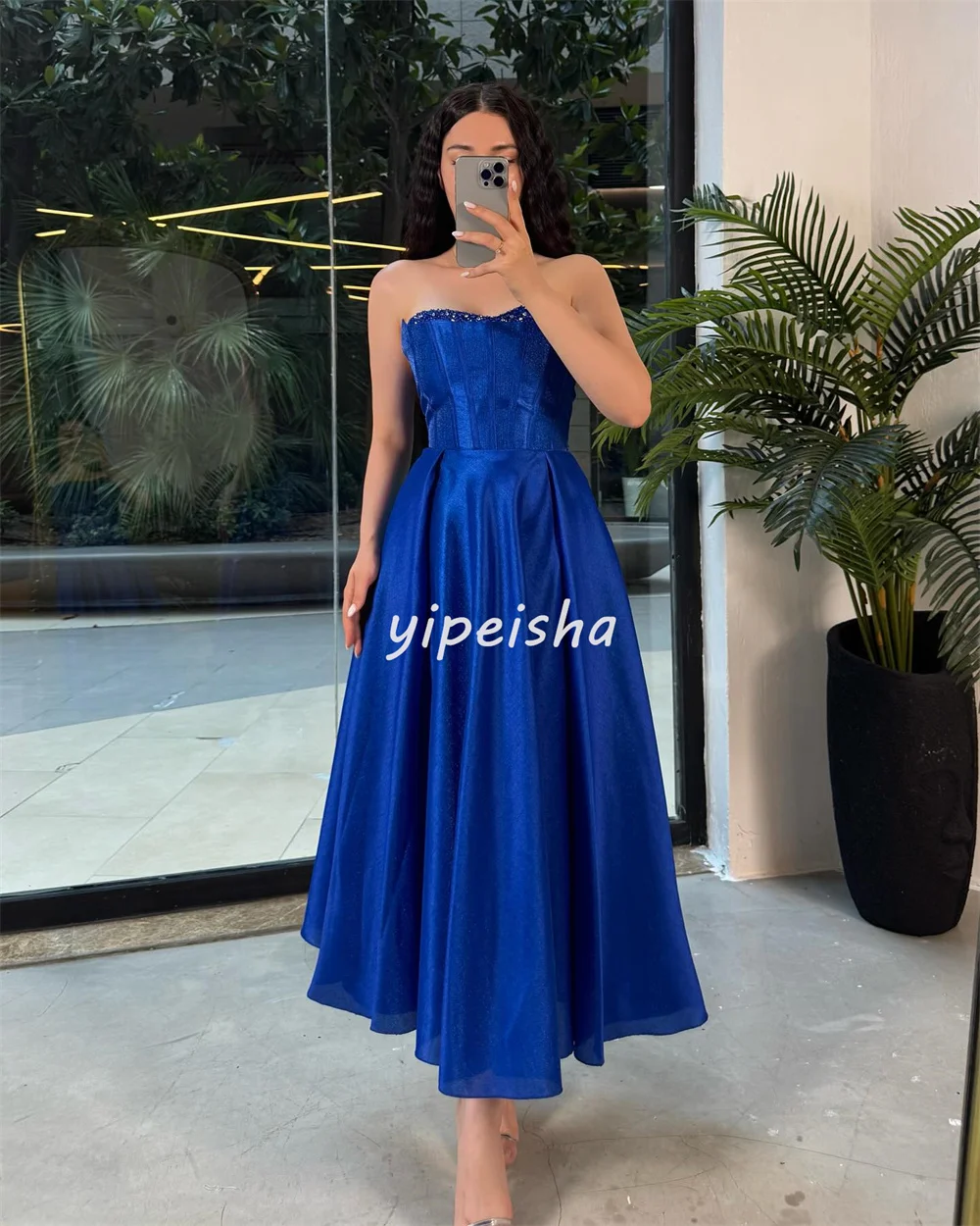 ที่กําหนดเองสไตล์โมเดิร์นการจับคู่ประดับด้วยลูกปัด Rhinestone A-Line Strapless ข้อเท้าความยาวชุด Bespoke โอกาสชุดเซ็กซี่