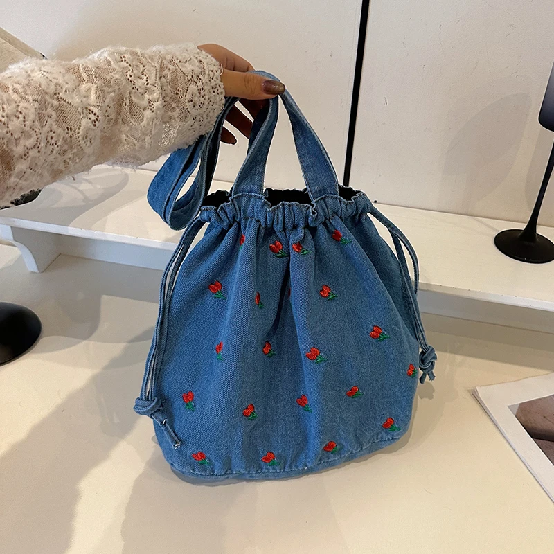 Women Bags Jeans - กระเป๋าผ้าเดนิมปักลายเชอร์รี่แบบมีเชือกผูก กระเป๋าสะพายไหล่ผู้หญิง น้ำหนักเบา สไตล์วินเทจ กระเป๋าโท้ทผ้าเดนิม สำหรับใช้ในชีวิตประจำวัน