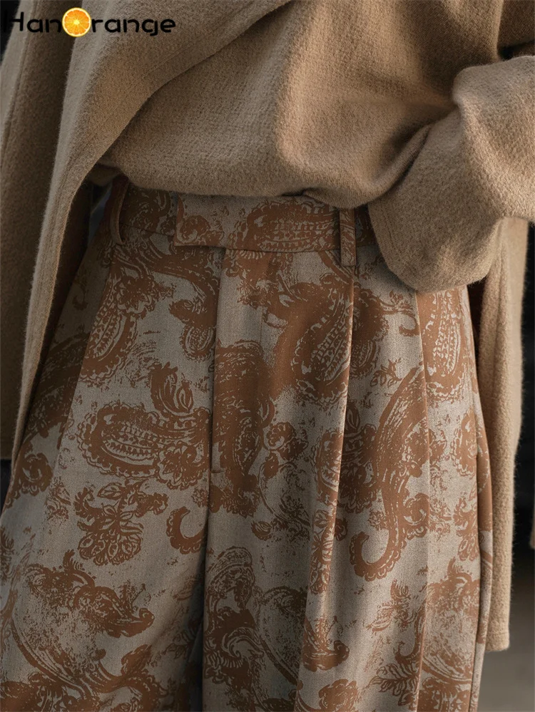 HanOrange 2025 Autunno/Inverno Moda Rilassamento Gamba Larga Pantaloni Stampati Donna Design Ciondolo Pantaloni Casual Marrone Caffè