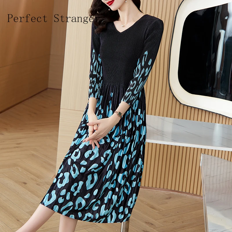 Sanzhai Pleated Dress 2024 Autumn New Black V-Neck Flower Print Women Loose Large Elastic Waist Slim Fashion A-line Dress Robe