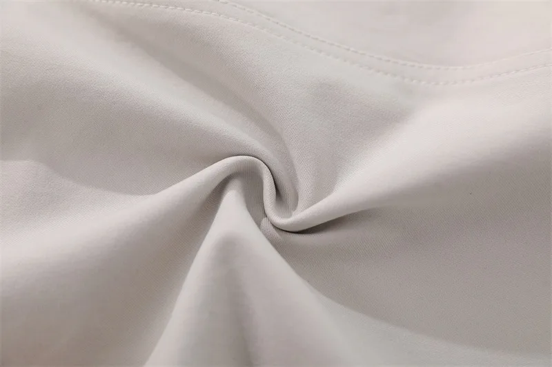 Beigefarbene, weit geschnittene Anzughose mit doppelten Trägern und drapiertem Schnitt für Herren – elegante Business-Casual-Hose mit entspannter Passform und geschwungenem Bein – modisch – Detail 26