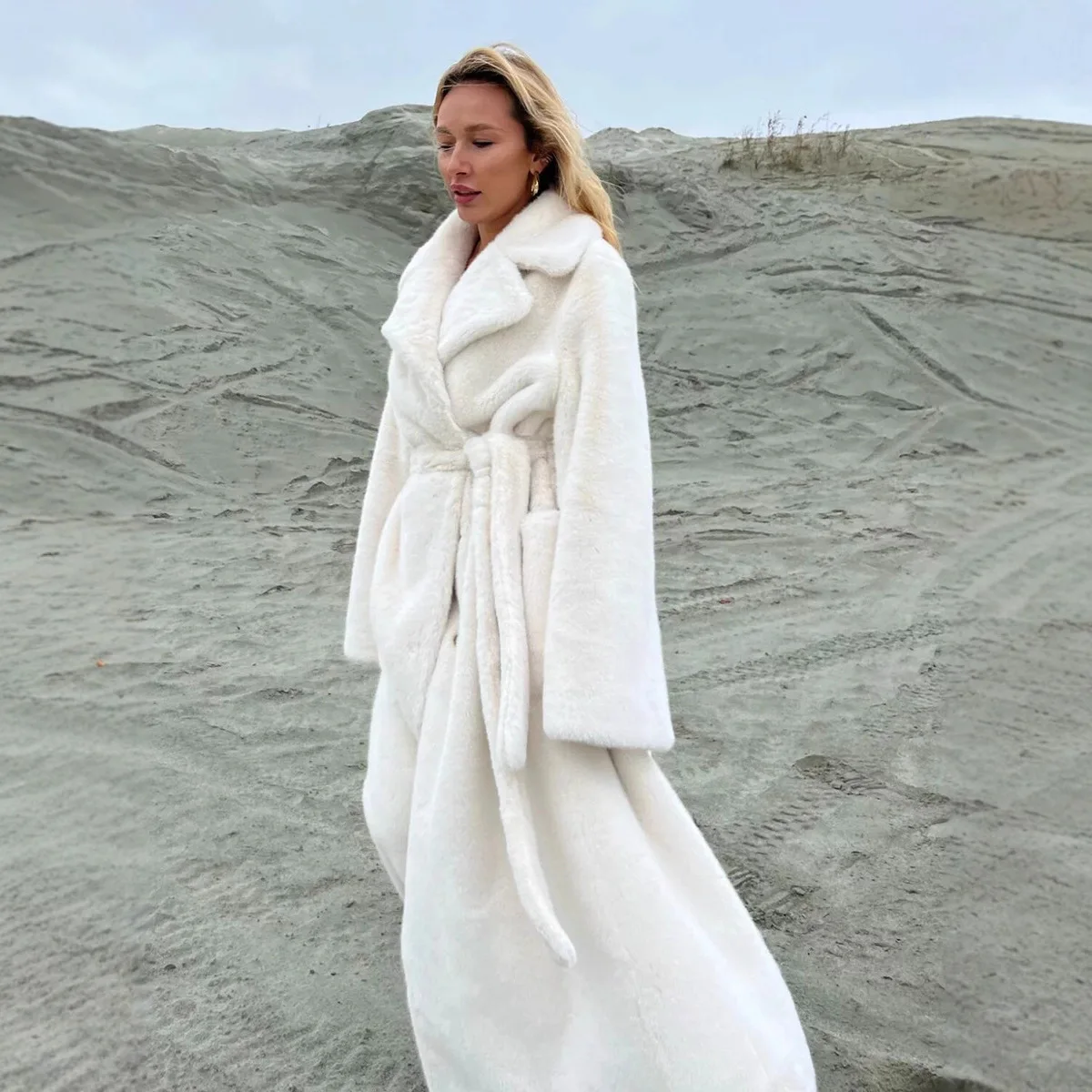 سترة فرو شتوية فاخرة بحزام للنساء بياقة مدببة مزدوجة الصدر معطف فرو صديق للبيئة للسيدات معطف فرو نسائي طويل الخصر #1