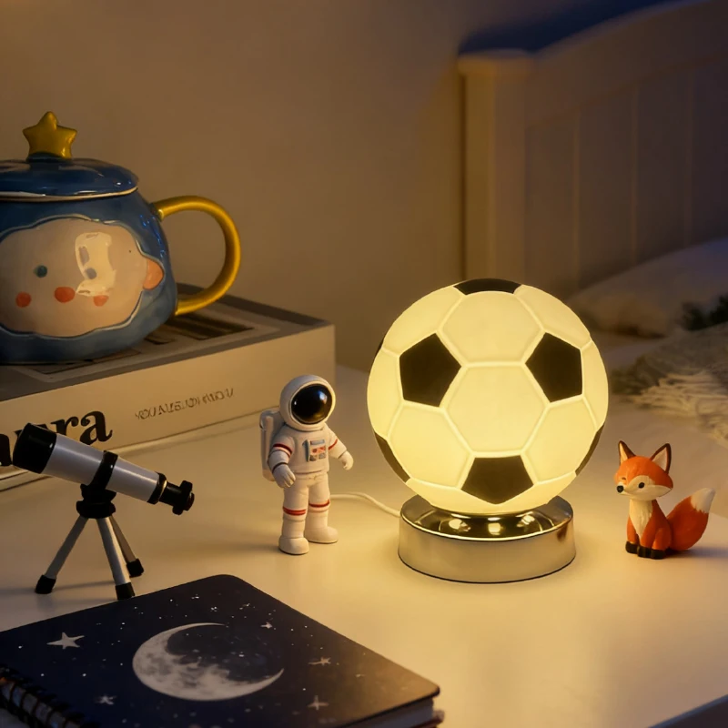 

Дизайнерская настольная лампа из стекла в виде футбольного или баскетбольного мяча, креативная лампа для детской, спальни, кабинета, прикроватная лампа для чтения и сна, декоративная лампа