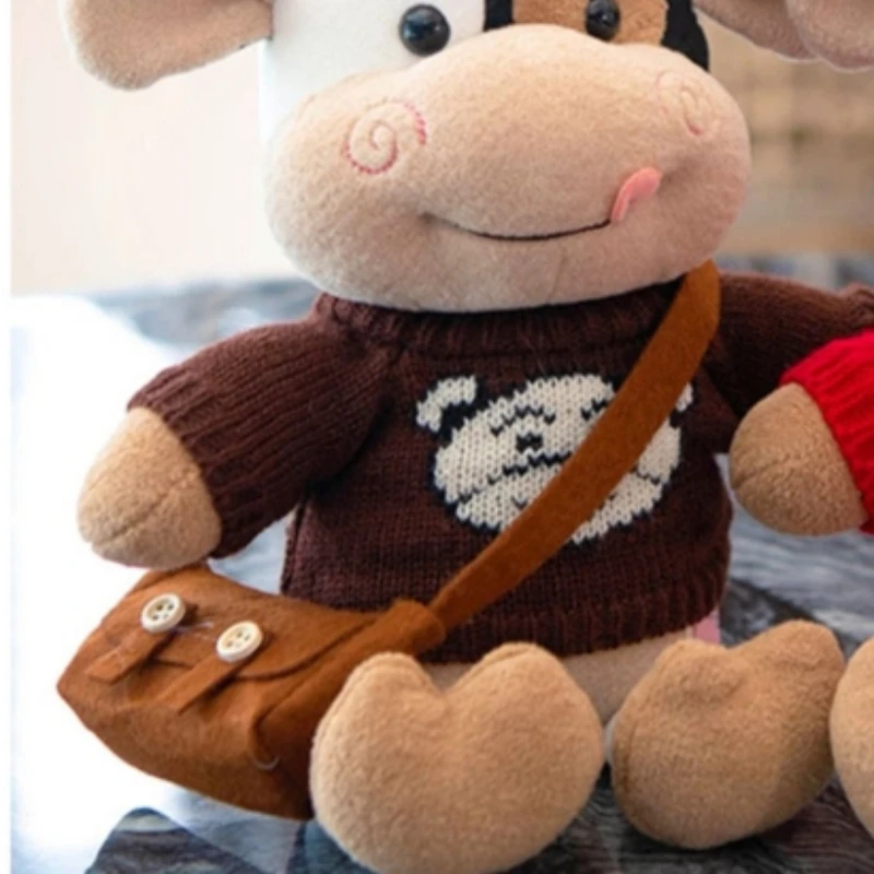 ตุ๊กตาวัวนมการ์ตูนขนาด 28 ซม. ตุ๊กตาสัตว์เลี้ยงน่ารัก วัวจำลอง ของเล่นตุ๊กตาขนนุ่ม หมอนวัวสวมเสื้อไหมพรม ของขวัญวันเกิดสำหรับเด็ก