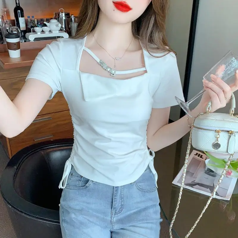 Nowa koszulka z krótkim rękawem w letnim stylu dla kobiet, wąska i wszechstronna, w jednolitym kolorze