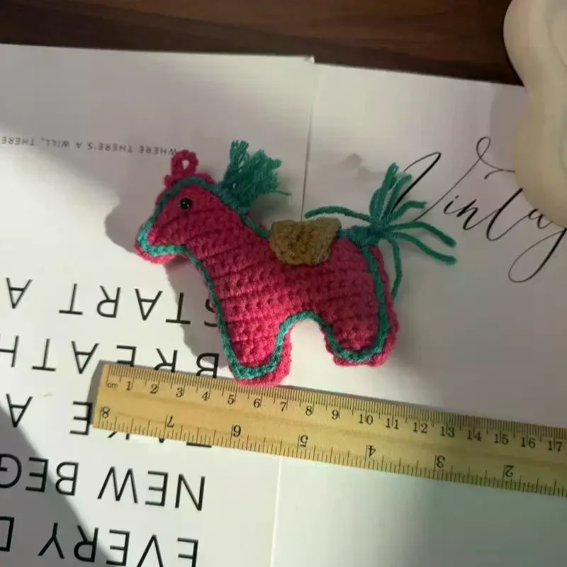 LLavero de Pony tejido con mascota de Año Nuevo, colgante de caballo de hilo multicolor de dibujos animados creativos, mochila colgante, regalo de bendiciones para amigos, 2026