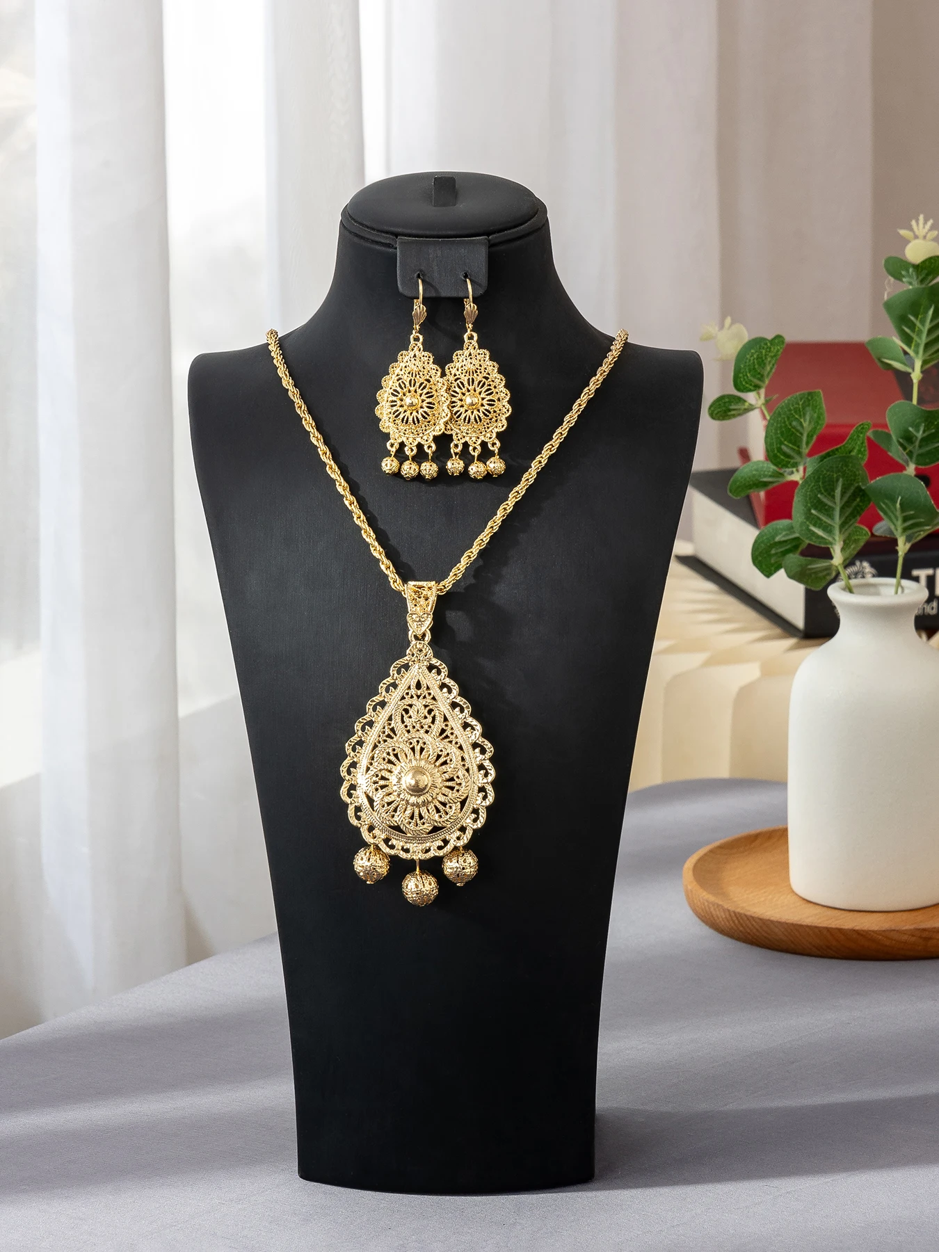 

Arabian Bride Jewelry Set - Ethnic Style Hollow Pattern Engraving Double-Layer Teardrop-Shaped Pendant Necklace And Earrings Set
