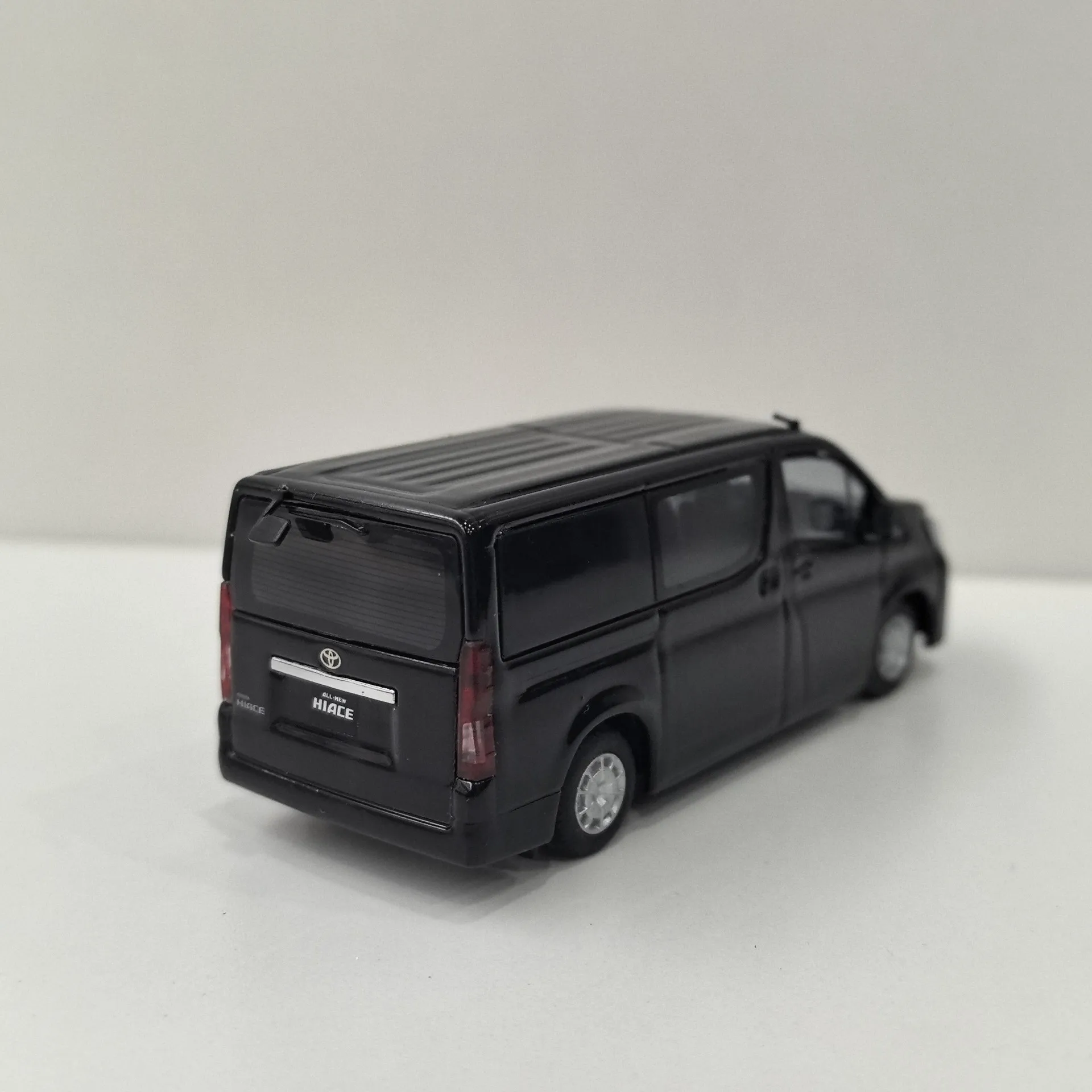 Diecast Model1 Scala 1:64 Sea Lion HIACE 300 MPV Toyota Business Van Modello di auto in lega Giocattolo da collezione Regalo Souvenir Display