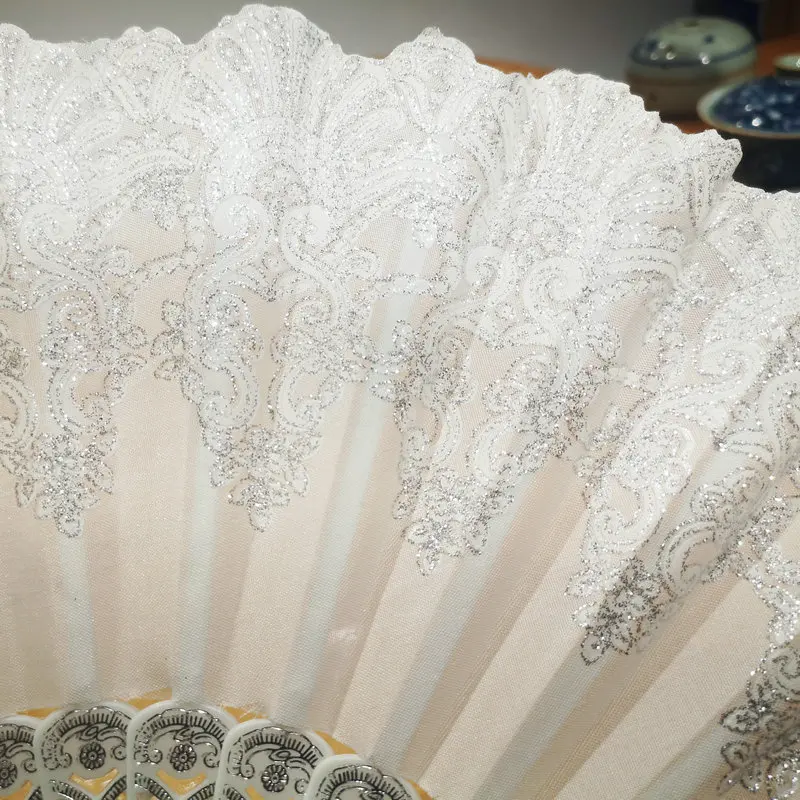 مروحة بيضاء قابلة للطي، سحابة ميمونة، نمط فضي، مروحة يدوية محمولة للرقص، إكسسوارات ملابس شيونغسام