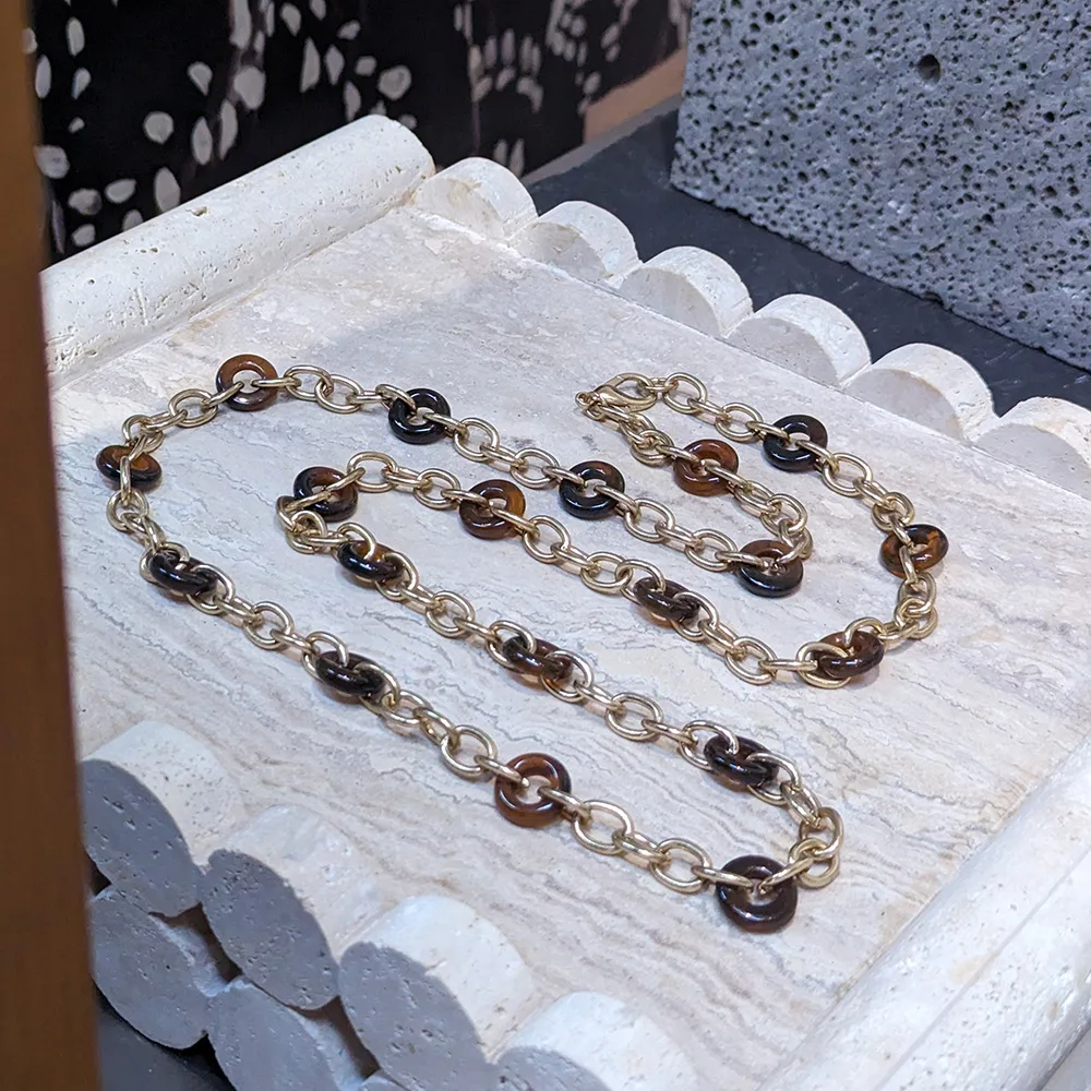 

Европейские и американские ювелирные изделия, оптовая продажа, нишевый дизайн, длинная металлическая цепочка, кольцо из янтарной смолы, ожерелье, аксессуары для одежды