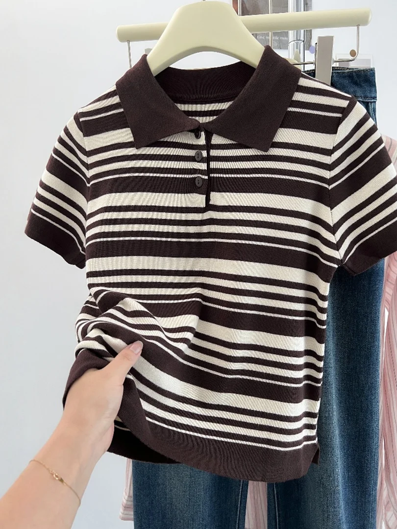 

Ретро-коричневая полосатая вязаная футболка с коротким рукавом для женщин, летняя, свободного кроя, универсальная, с отложным воротником, длина до плеч