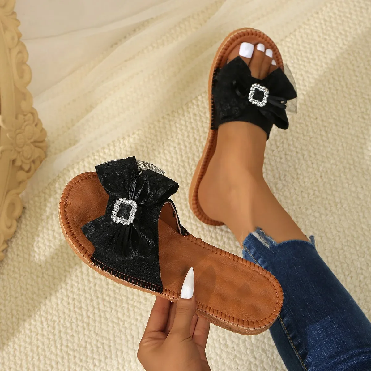 

Женские модные студенческие пляжные сандалии для отдыха, новинка 2025 года, износостойкие тапочки на плоской подошве, женская модная декоративная женская обувь с бантом