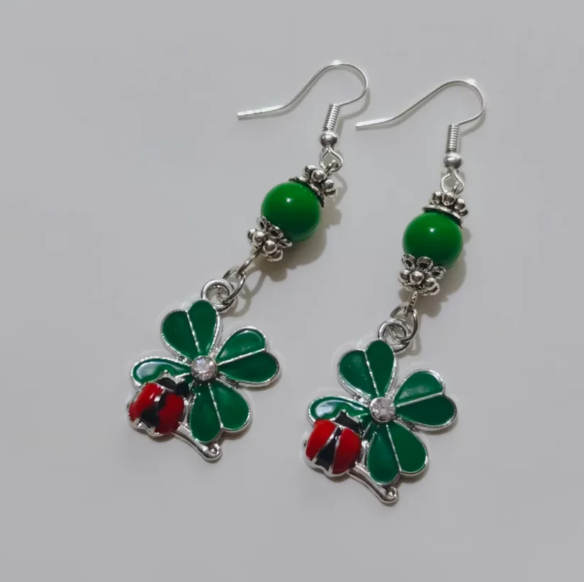 1 قطعة/الوحدة سبائك الأخضر 3-ورقة البرسيم الأيرلندية شامروك قلادة قلادة أقراط الأخضر مطرز عيد القديس باتريك هدية تذكارية