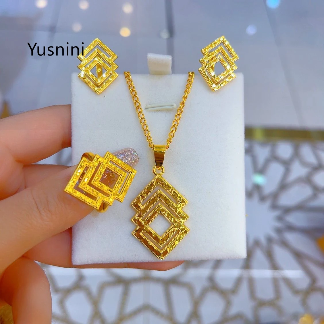 

Новый модный ювелирный набор из Дубая с позолотой 24K: колье, кольцо, серьги. Изысканный комплект для помолвки и вечеринок для влюбленных.