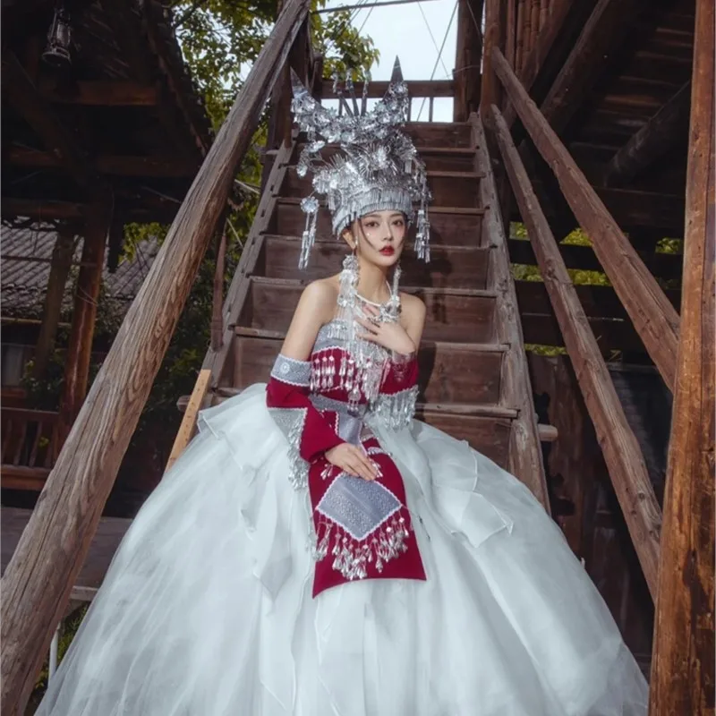 Abito etnico femminile coda vento lunga foto di matrimonio Miao abbigliamento del villaggio