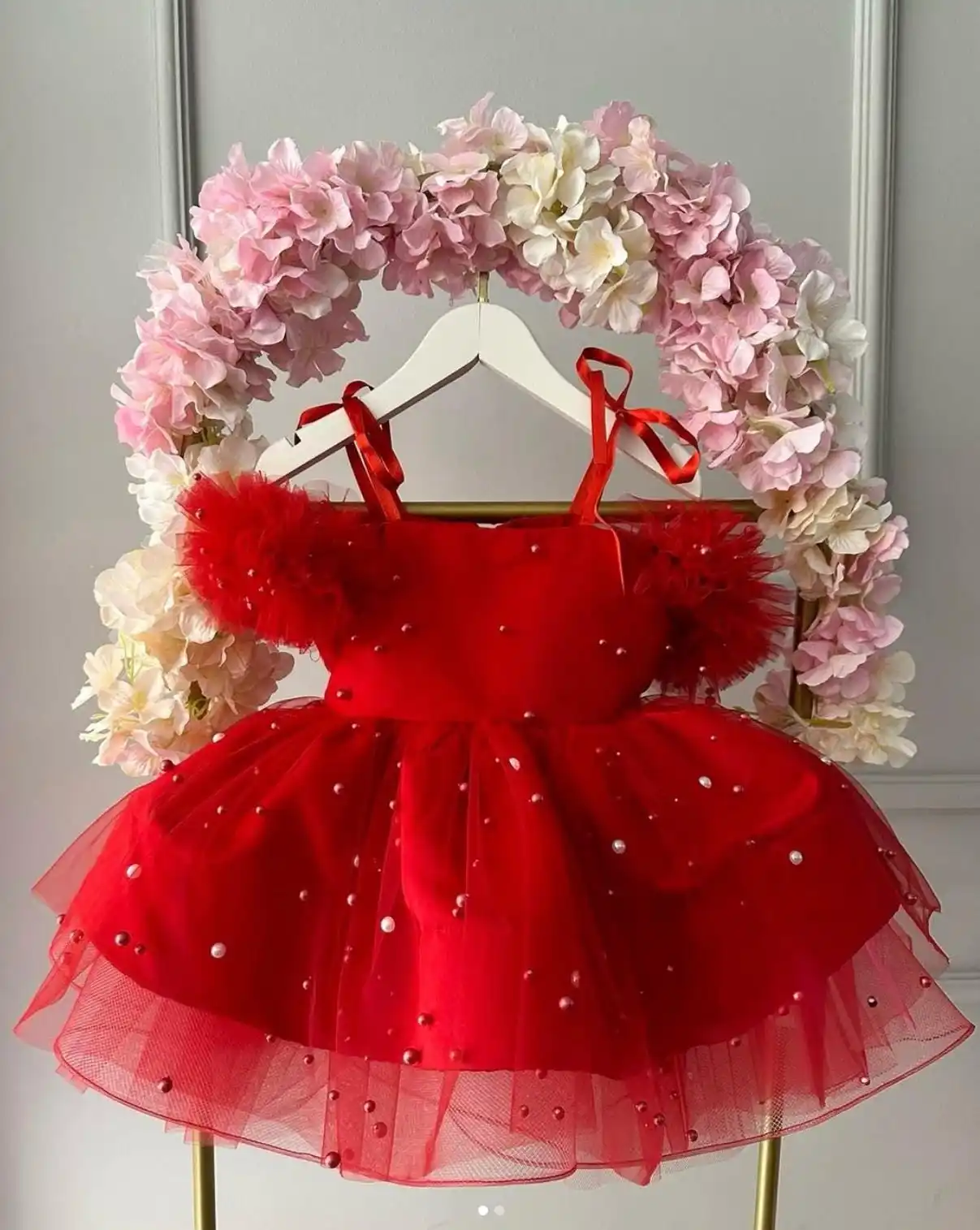 Vestido tutú rojo para niños con adornos de perlas Mangas de tul esponjosas Correas de cinta Diseño elegante para ocasiones especiales de boda