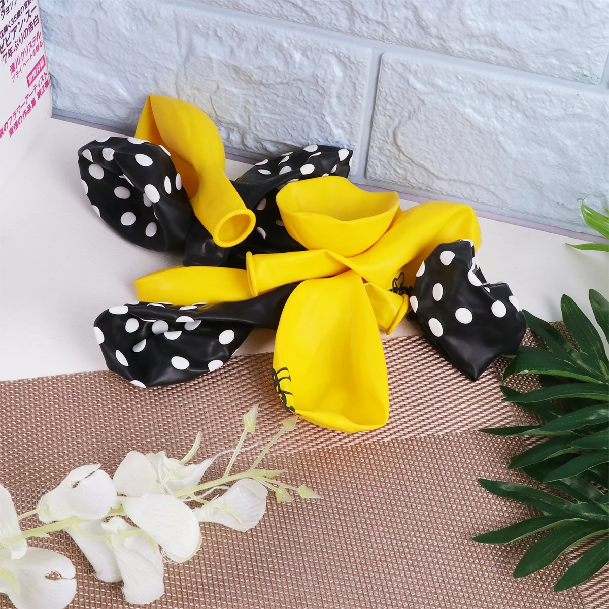 

10Pcs Bee Balloons Set 12 Inches Mixed Colors Latex Party Decoration Supplies Garden Birthday Party Balloons Kit