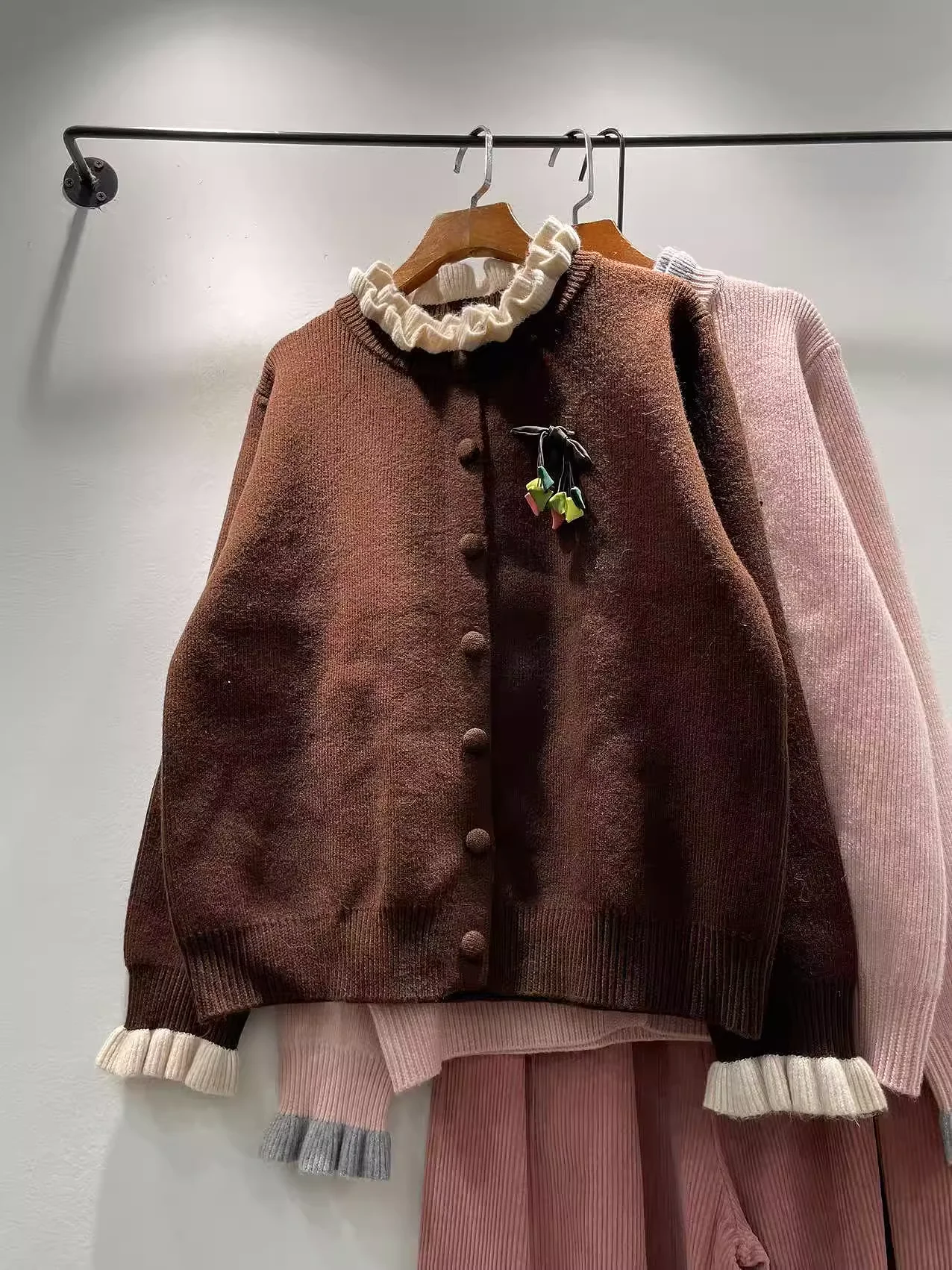 

Милый женский свитер в японском стиле мори для девочек с рюшами и воротником-стойкой, розовый, серый, кофейный, лоскутный свитер, кардиганы, милая одежда Kintwear