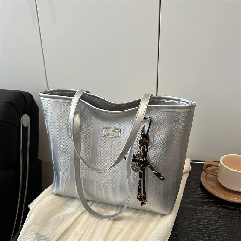 

Stylish Women Shoulder Bag High Quality Spacious Tote For Work College Commute Casual Office Use