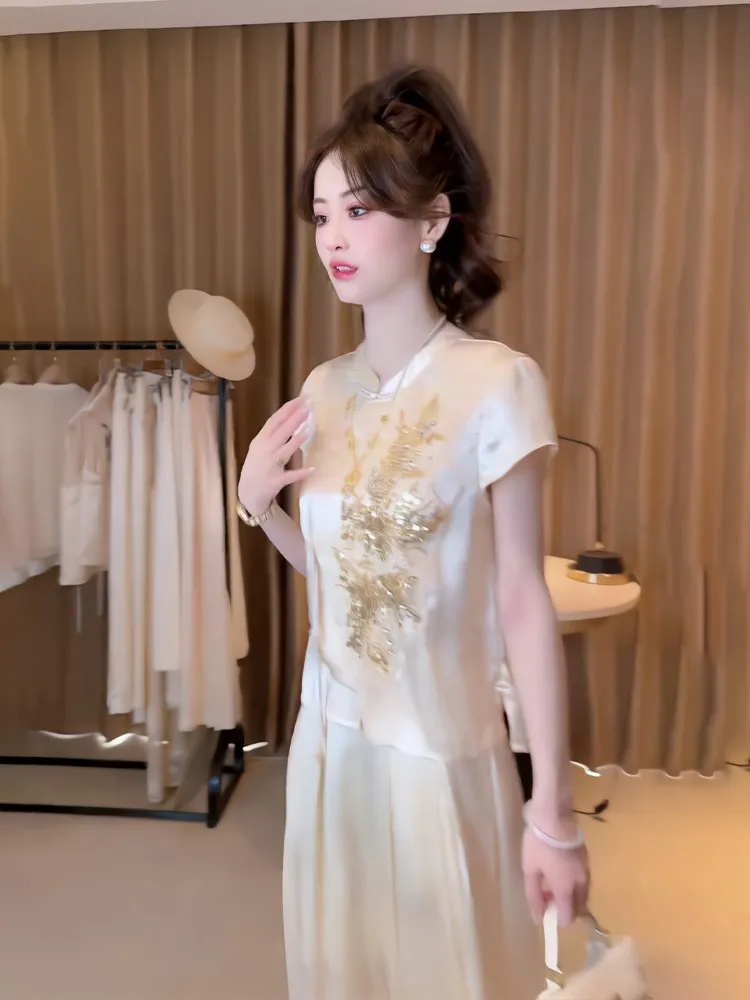 A new style of elegant and youthful heavy-duty button-up top with Chinese two-piece set