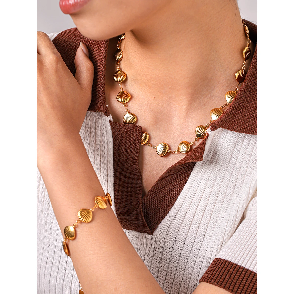 

Ocean Vacation Style Ribbed Shell Charm Bracelet For Women18K Gold Plated Stainless Steel Beach Fashion Jewelry Daily Wear Gift