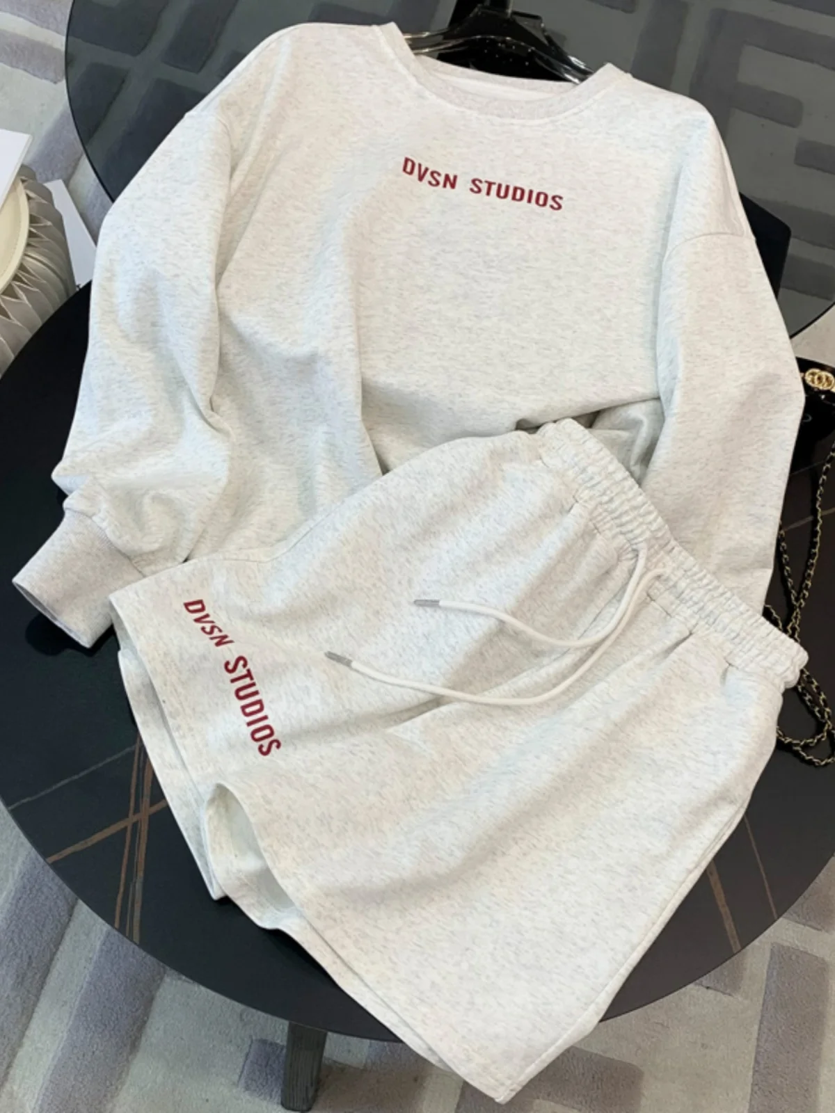 

Спортивный комплект с тонким поясным ремнем, толстовкой с длинными рукавами и шортами, повседневный свободный женский модный комплект на весну-осень, новый стиль, комплект из двух предметов