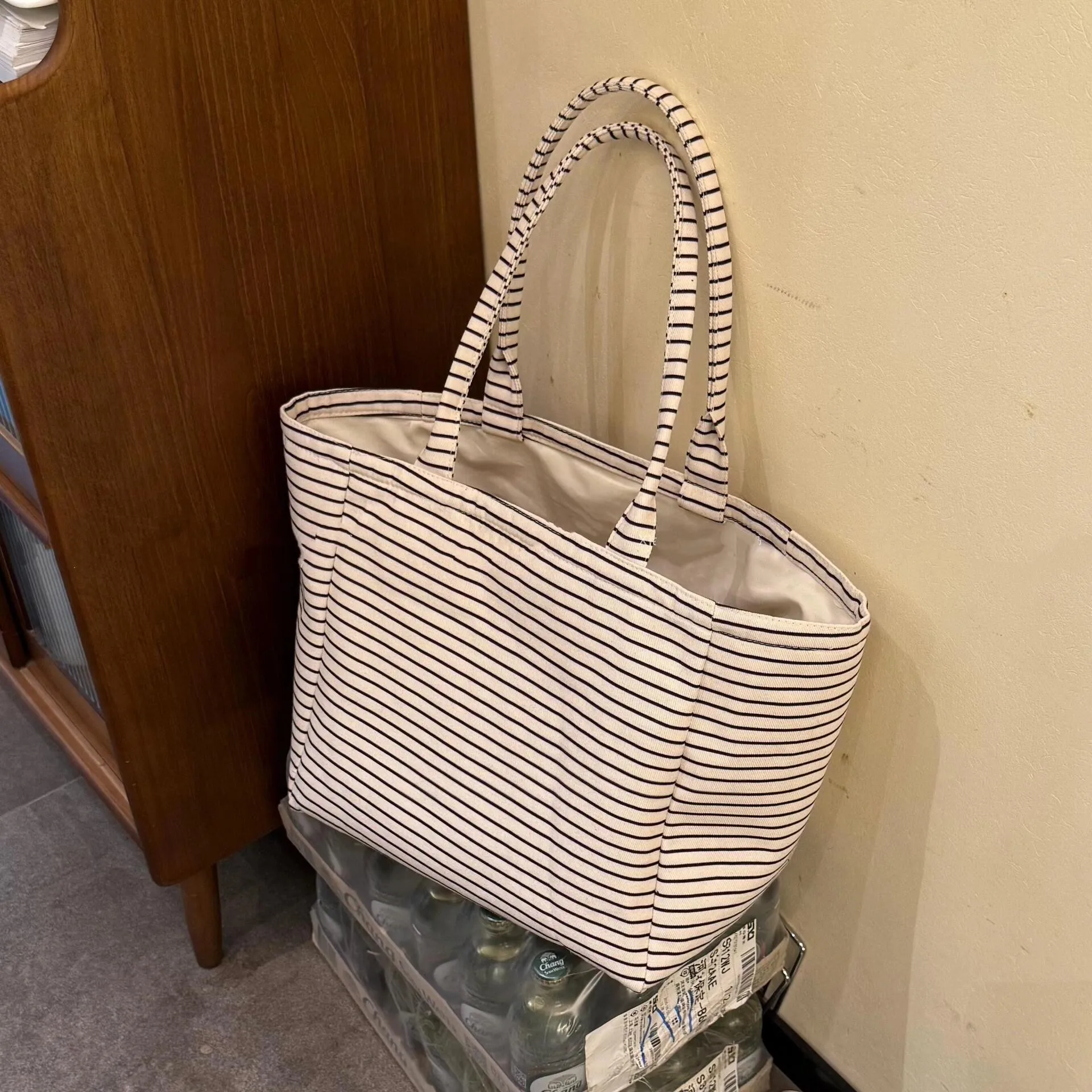 

Lazy Wind Striped Minimalist Canvas Bag for School Commute with High Appearance Quality Shoulder Bag