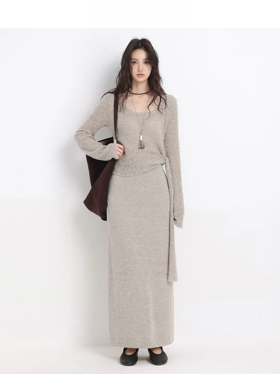 

Комплект CHACHASTU: Вязаный топ с длинным рукавом и прямая юбка-труба с высокой талией. Универсальный свободный крой для женщин.