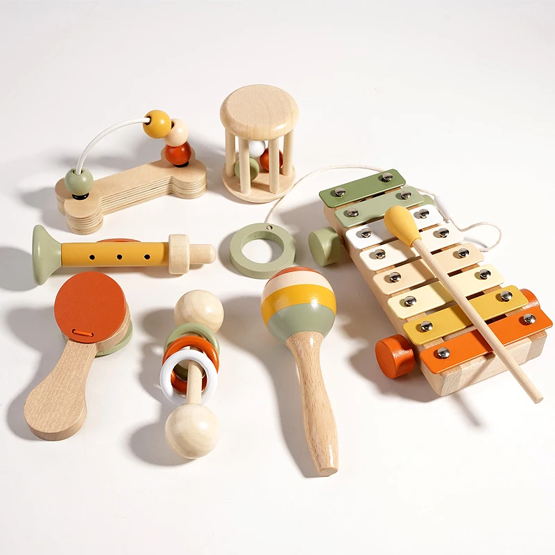 Hölzernes Musikinstrument-Spielzeugset. Beinhaltet eine Vielzahl von Instrumenten wie Xylophone und Rasseln. Kinder haben einen Explosionsspielen m