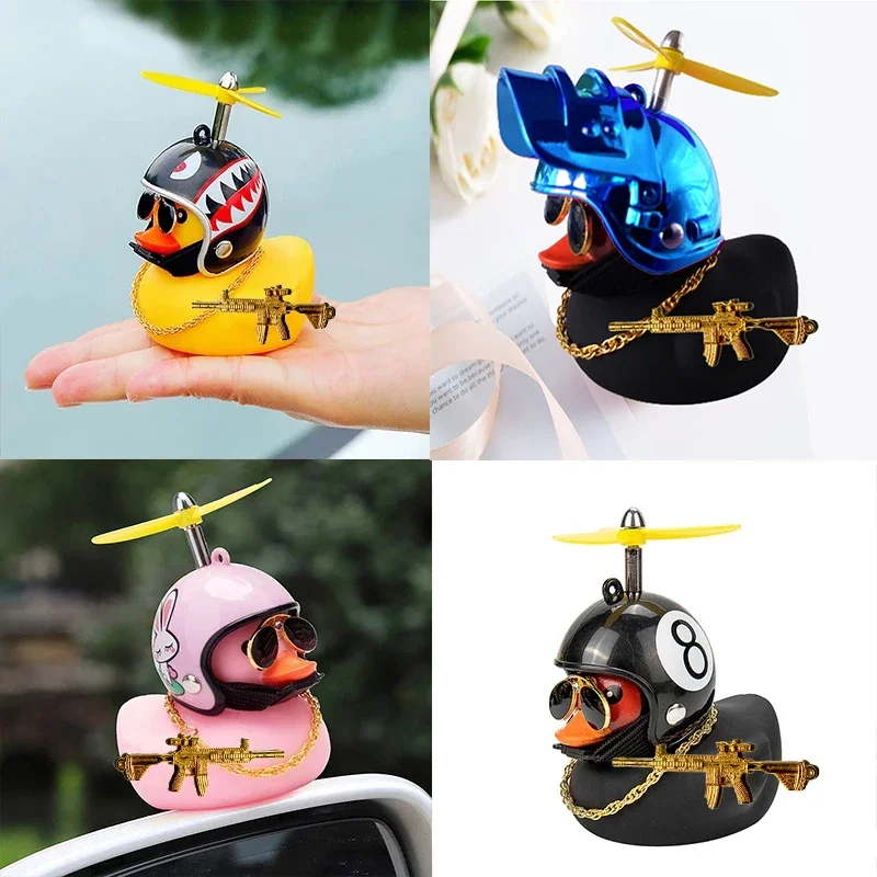 Aksesoris Motor Bebek Kuning dengan Helm untuk Sepeda Tanpa Lampu Ornamen Mobil Aksesoris Bebek Di Dekorasi Interior Mobil