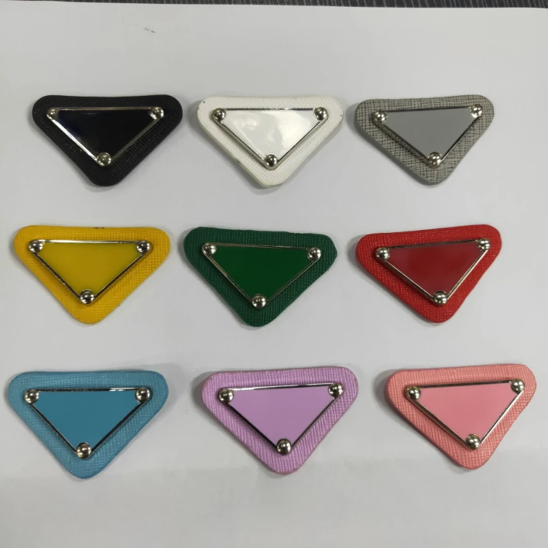 Famous Brand Triangle Croc Charms Designer DIY Fashion Metal Shoes Decaration Jibb for Croc Clogs Kids Boys Girls Women Gifts