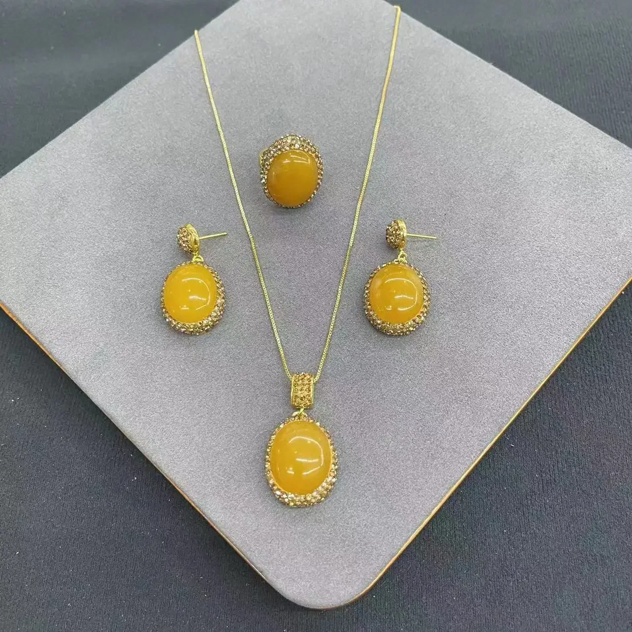 New beeswax jade inlaid three-piece set of personalized medieval high-end point diamond jewelry wholesale