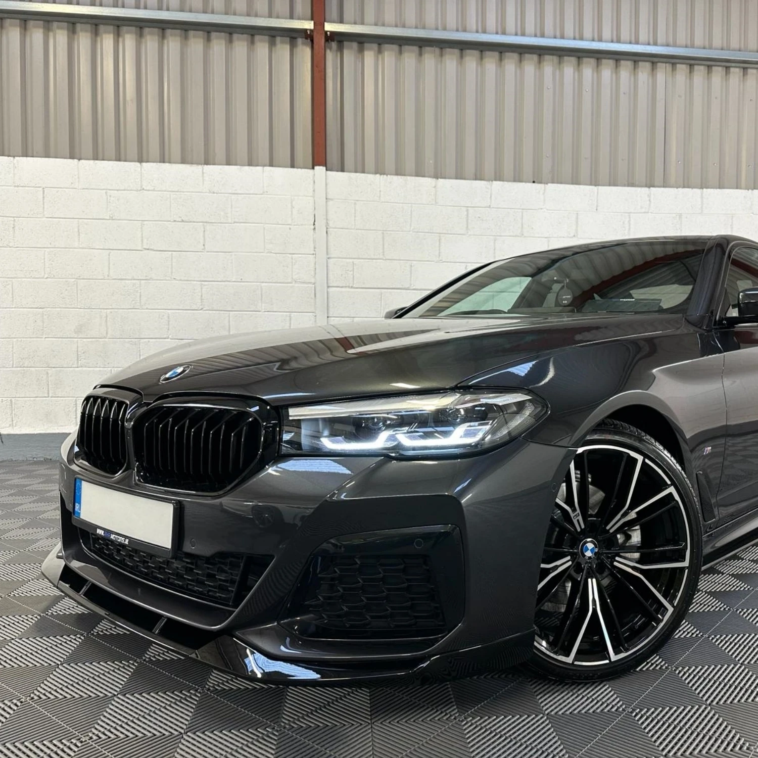 

Глянцевый черный передний бампер сплиттер для BMW 5 серии G30 G31 Facelift M Sport 530i 530d 550d 2021-2023 тюнинговые обвесы