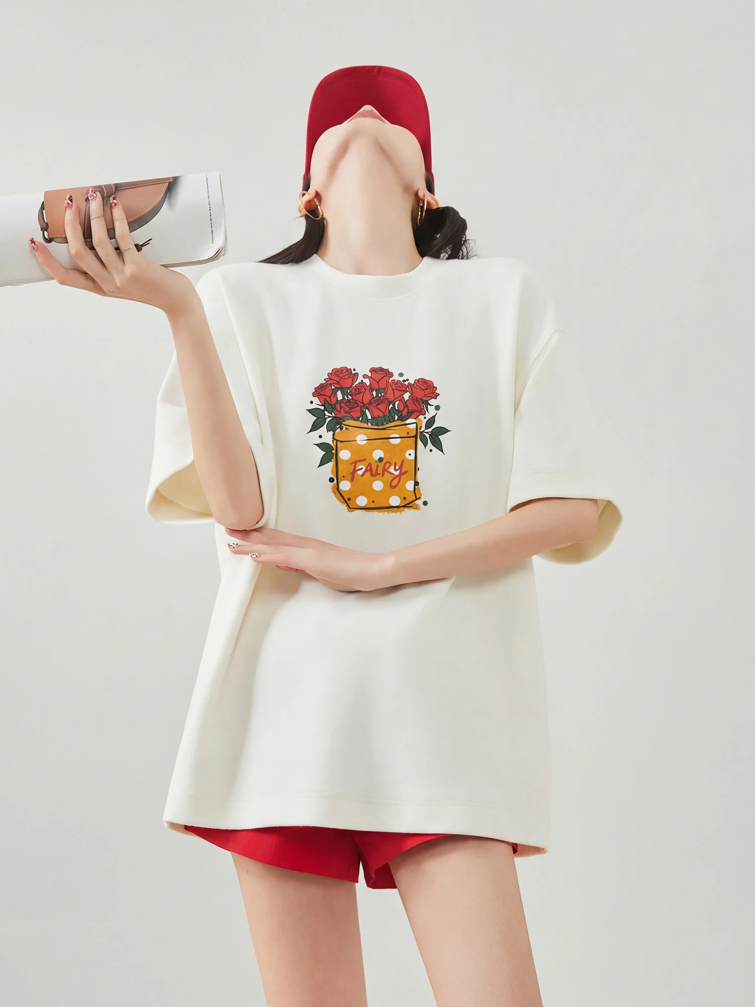 

Женская футболка с принтом белых роз, круглым вырезом и коротким рукавом, весна-лето, новый дизайн, свободный крой, универсальный топ с открытыми плечами