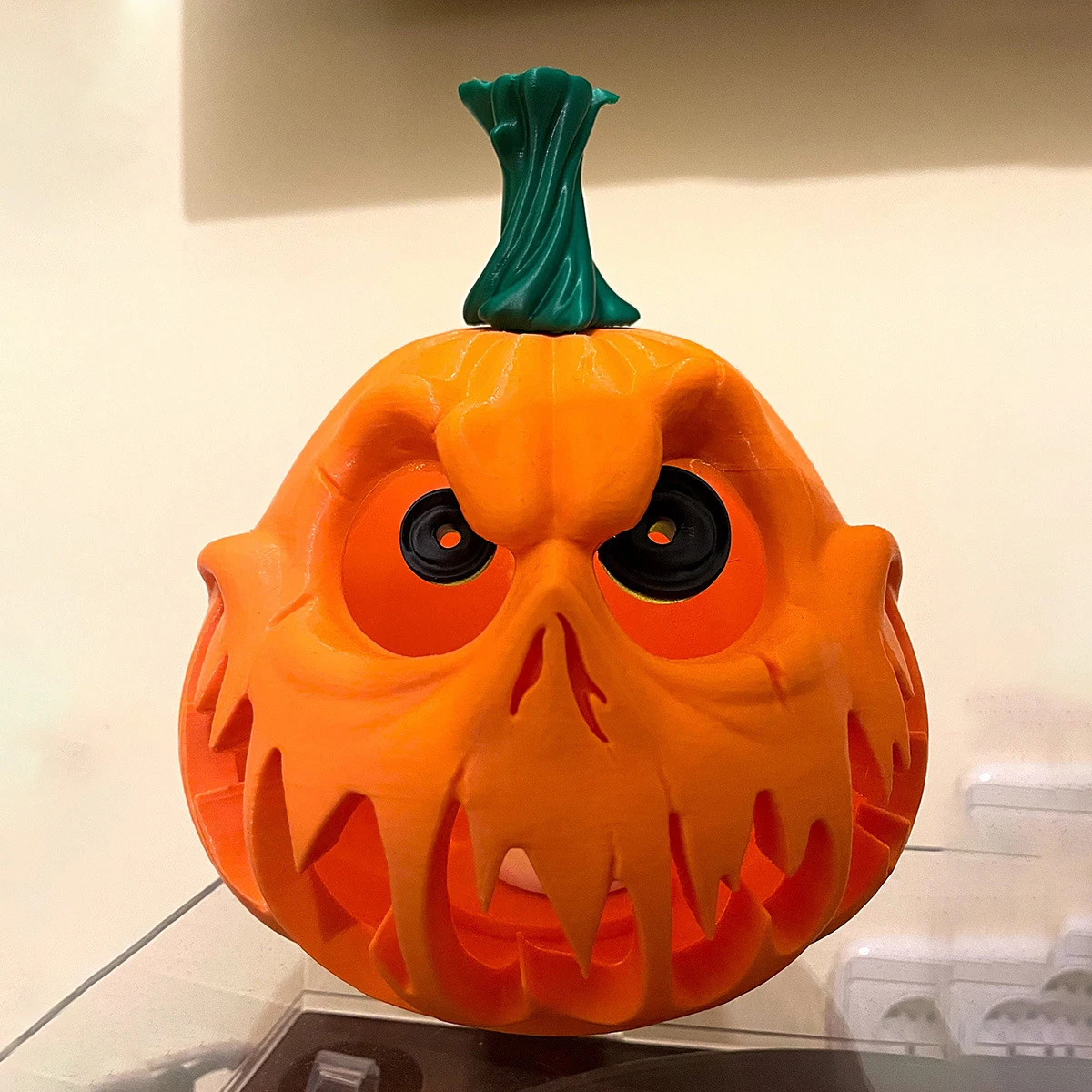1Pc Resin Hollow Pumpkin Decorative Ornament, Halloween Decoration/ Horror Halloween Gift, Suitable for Desk, Table, Garden, Indoor and Outdoor Decorative Ornament