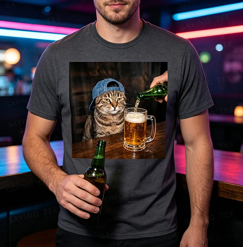 Lustiges Katzen-Biertrinken-Hemd mit Grafik „Unbeeindruckter Tabby“ – Y2k Katzen-Papa, betrunken in Bar/Nachtclub – Humorvolle Kleidung – Detail 3