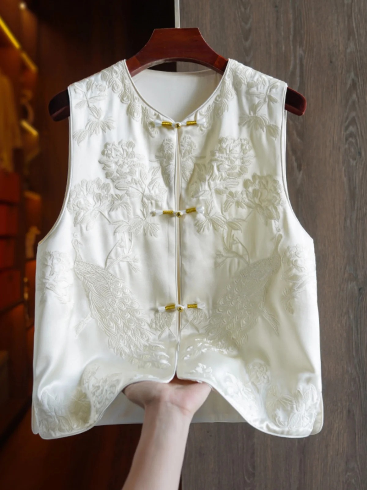 

New Chinese Sle Heavy Embroidery Satin Vest Women's Spring 2025 High End round Ne Button up Top Commute Faion