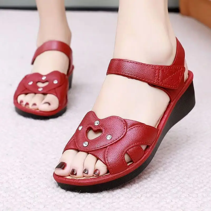 女性の夏のウェッジピープトゥサンダルソフトソールノンスリップ軽量通気性アウトドアビーチサンダルベルクロ高齢者サンダル