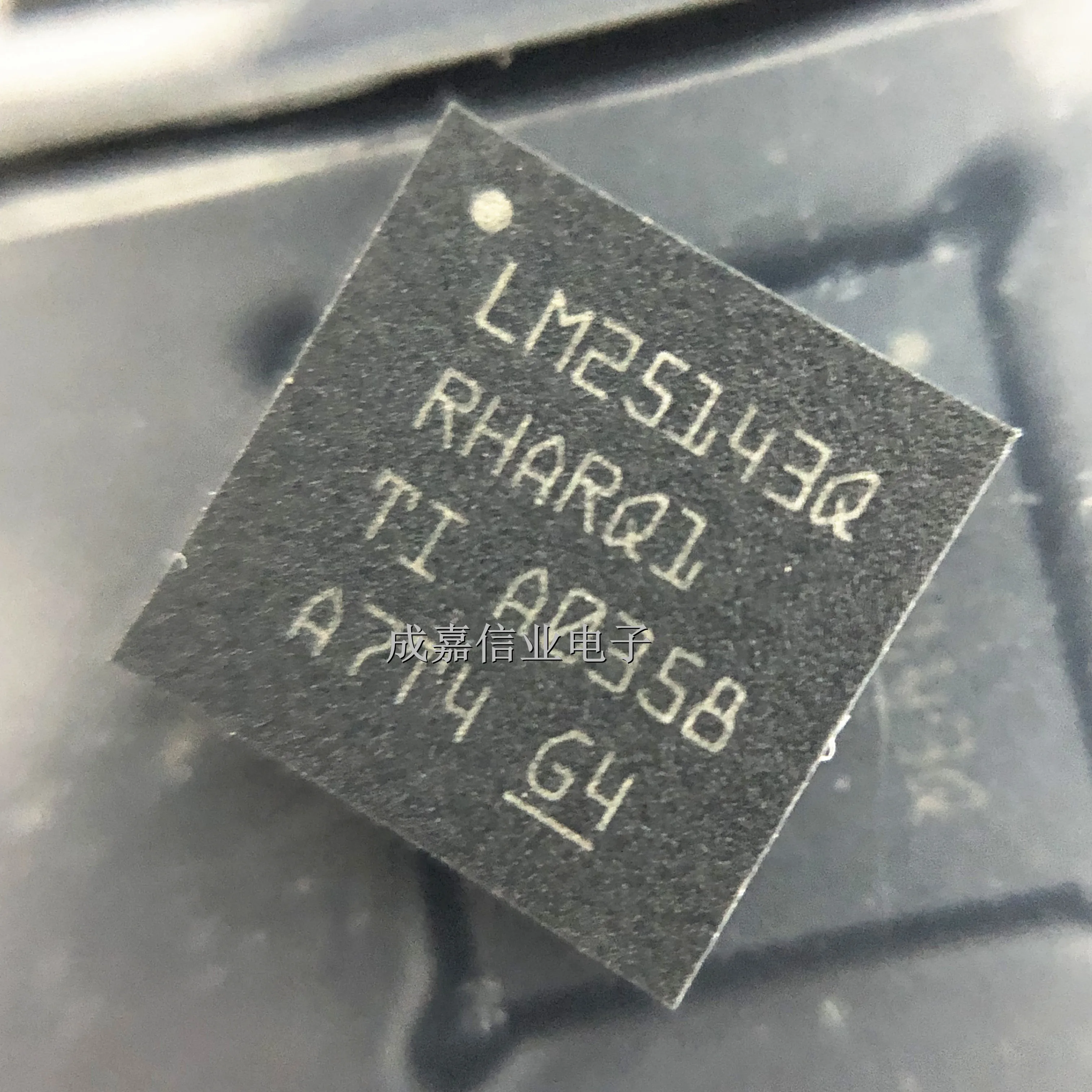 1 pz/lotto LM25143QRHARQ1 VQFN-40 Regolatori di Tensione di Commutazione Automotive da 3,5 V a 42 V Temperatura di Funzionamento: 40 C-+ 150 C