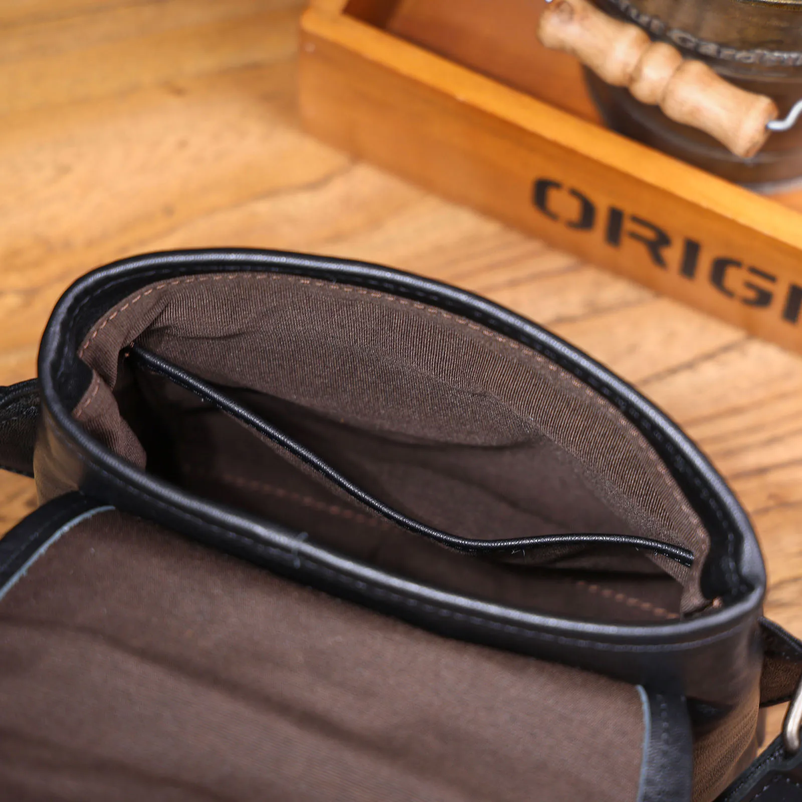 S.WORKER Modische Echtleder-Umhängetasche für Herren, Vollnarbig, Trendige Casual-Crossbody-Tasche, Mini-Umhängetasche für Handy und Schlüssel – Detail 19