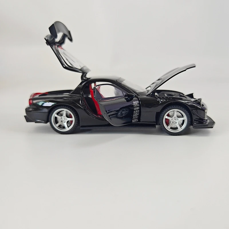 1: 32 Simulation Mazda RX-7 FD Edition Alloy Car Model has simulated sound and lighting functions, rich details