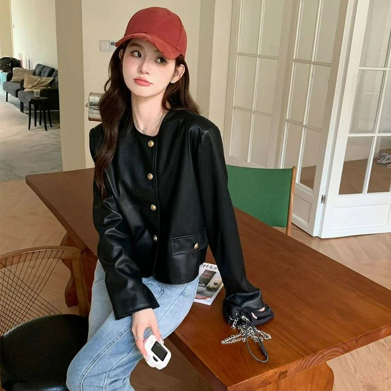 معطف بسيط أنيق باللون الأسود للدراجات النارية من الجلد بصف واحد للنساء لربيع وخريف 2026 ملابس خارجية أنيقة على الموضة الجديدة