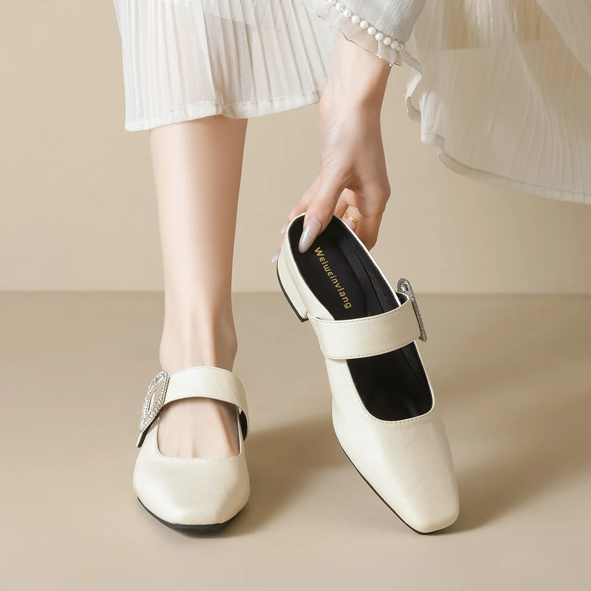 

Туфли-лодочки со стразами, женские шлепанцы с квадратным носком, неглубокие тапочки, модные сандалии на каблуке с пряжкой, шлепанцы большого размера, серебристый абрикос