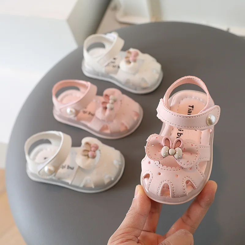 Nuovi sandali estivi per bambini Baotou, scarpe con lanterna a fiori piccoli, scarpe da principessa Casual, scarpe da ragazza colorate illuminate