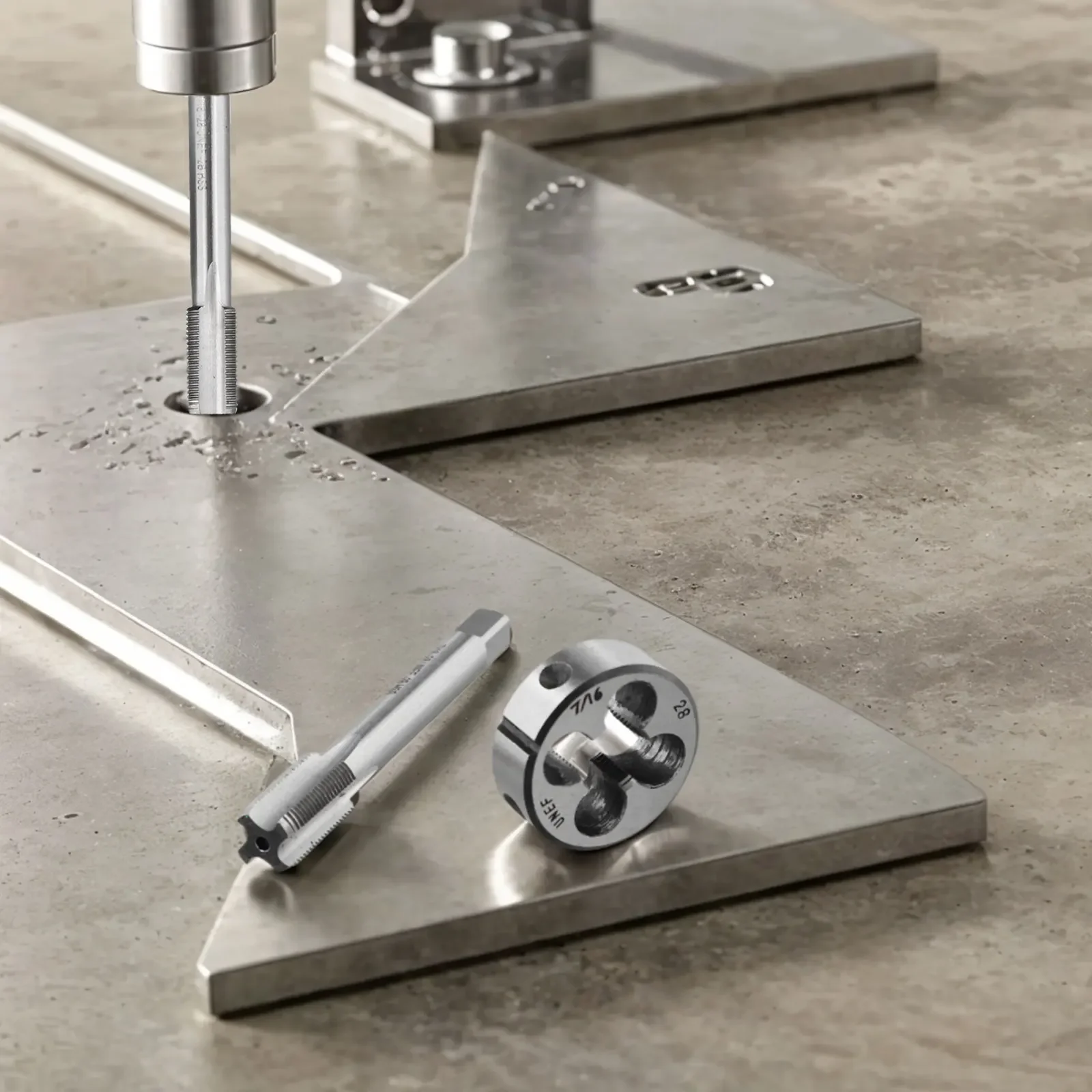 

2pcs/set Metalworking Tap+die Hand Taps 7/16"-28 UN Tap Clockwise Cutting Die Set Machine Thread Tap For Muzzle Work