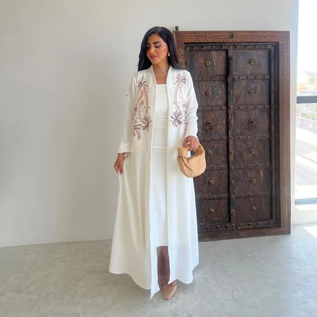 Traditional Muslim Clothing Modest Middle East Dubai Robe Cardigan Elegant Embroidered White Abaya Women Muslim Dress