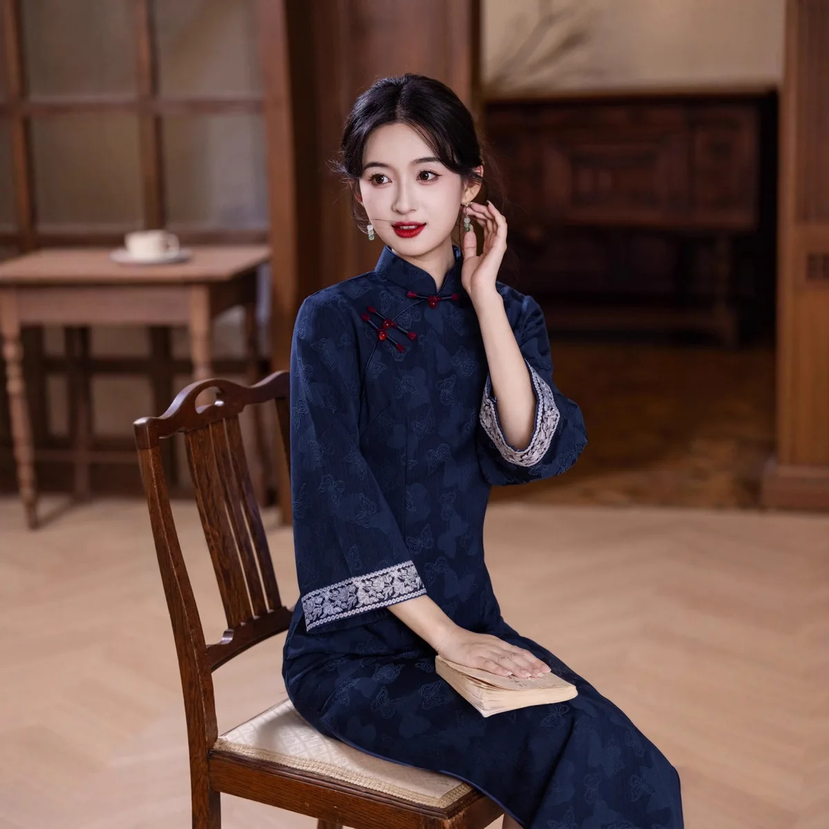 جديد 2025 خريف/شتاء النمط الصيني تحسين فراشة قماش جاكار تشيباو أداء كبير الحجم تشيباو